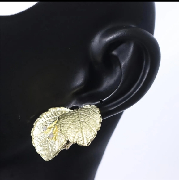 Leaf Motif Earrings in Solid 18K yellow Gold [clip-on and screw type lock] - Picture 14 of 17